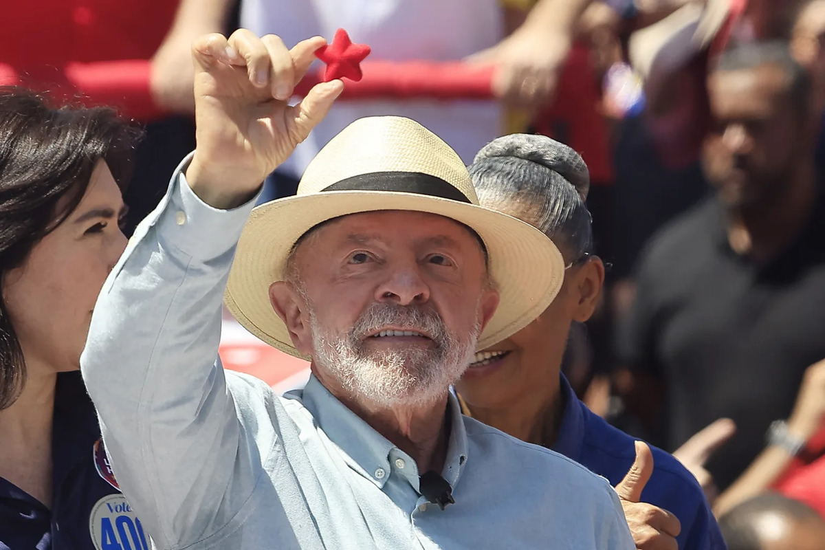 Campanha contra "tesoura&ccedil;o" de Fl&aacute;vio &eacute; a carta mais forte do PT para o 2&ordm; turno, diz analista - Miguel Schincariol/AFP