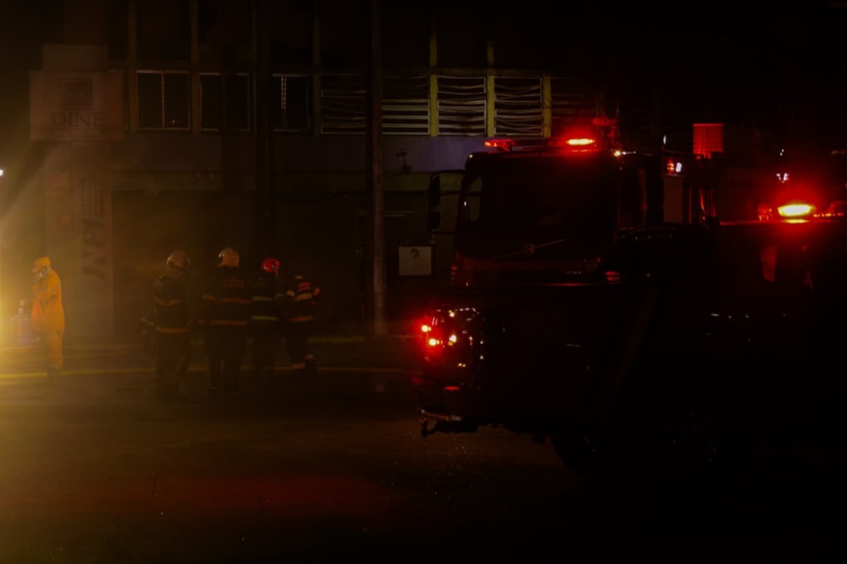 Incêndio atingiu o prédio da antiga Diretoria de Inovação e Empreendedorismo (Dine) na noite da quarta-feira (7). (Weslly Gomes/DP Foto)