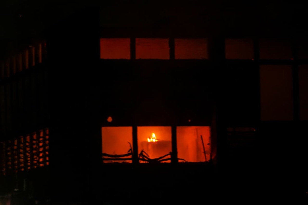Incêndio atingiu o prédio da antiga Diretoria de Inovação e Empreendedorismo (Dine) na noite da quarta-feira (7). (Weslly Gomes/DP Foto)