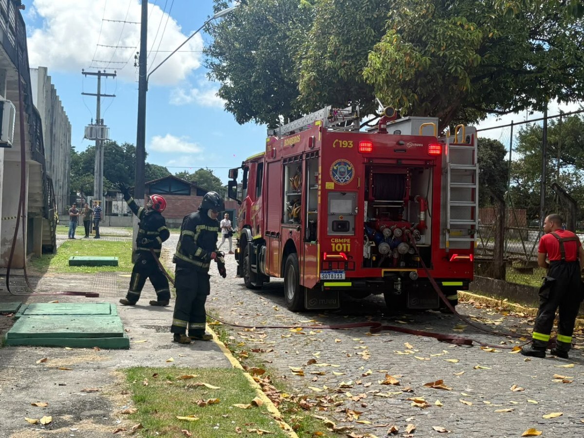 Corpo de Bombeiros volta &agrave; UFPE para avaliar poss&iacute;vel novo foco de inc&ecirc;ndio - Foto: Cadu Silva/DP