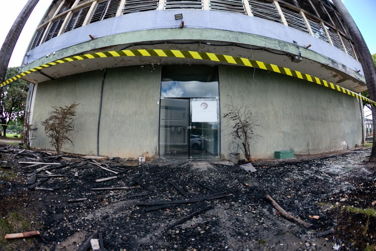 Inc&ecirc;ndio na UFPE: veja o que se sabe at&eacute; agora sobre o fogo em pr&eacute;dio de laborat&oacute;rios - Rafael Vieira/DP Foto