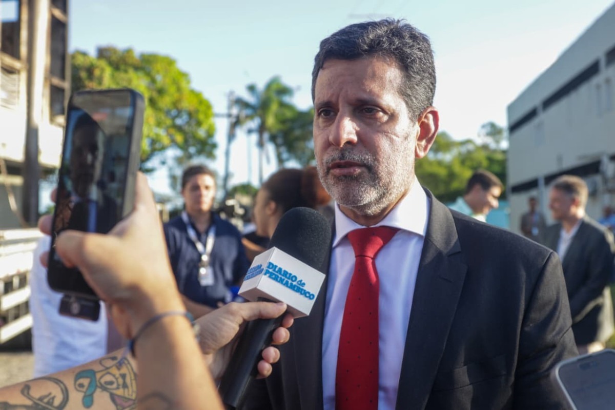 Ministro da Educação, Leonardo Barchini, visita campus da UFPE no Recife após incêndio/Foto: Weslly Gomes/DP Foto