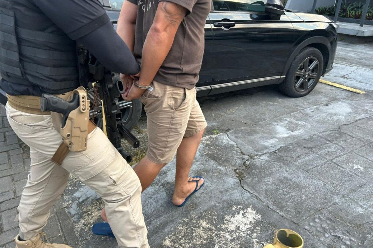 Homem sendo preso em operação de combate à violência contra meninas e mulheres em Caruaru/Foto: Divulgação