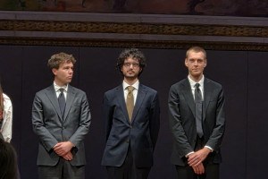 Hugo Mota (meio) recebendo a premia&ccedil;&atilde;o "Medalha de Ouro de Sua Majestade, o Rei da Noruega", que premia jovens pesquisadores que contribuem cientificamente para o pa&iacute;s