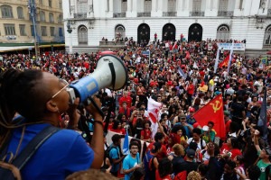 Milhares de estudantes e trabalhadores se reuniram na Candel&aacute;ria, regi&atilde;o central do Rio de Janeiro, na quarta-feira (7)