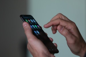 Smartphone, celular,  em uso.