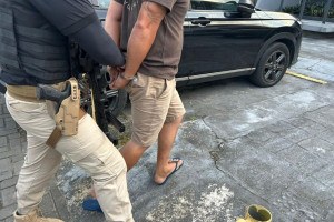 Homem sendo preso em opera&ccedil;&atilde;o de combate &agrave; viol&ecirc;ncia contra meninas e mulheres em Caruaru