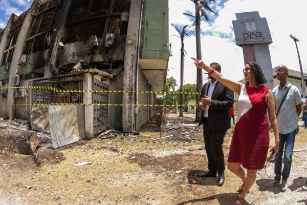 Ministra, Luciana Santos, visitou o antigo pr&eacute;dio da Diretoria de Inova&ccedil;&atilde;o e Empreendedorismo, da UFPE, atingido pelo inc&ecirc;ndio