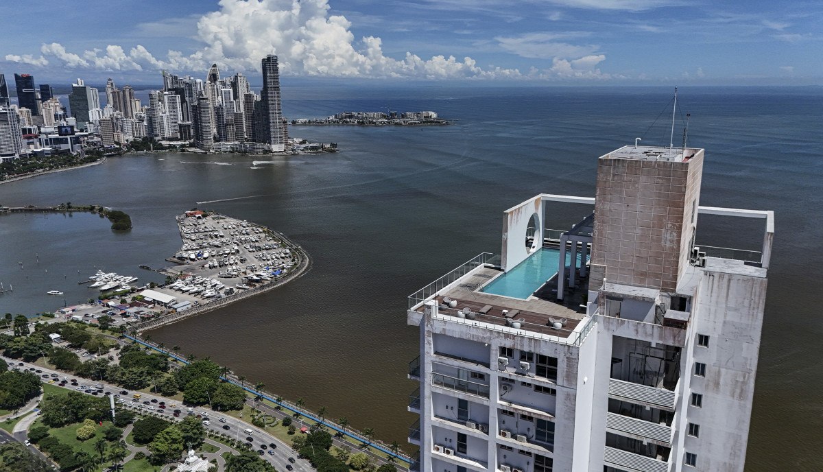 Baía do Panamá após um forte terremoto de magnitude 7,6 atingir o país, na Cidade do Panamá/MARTIN BERNETTI / AFP
