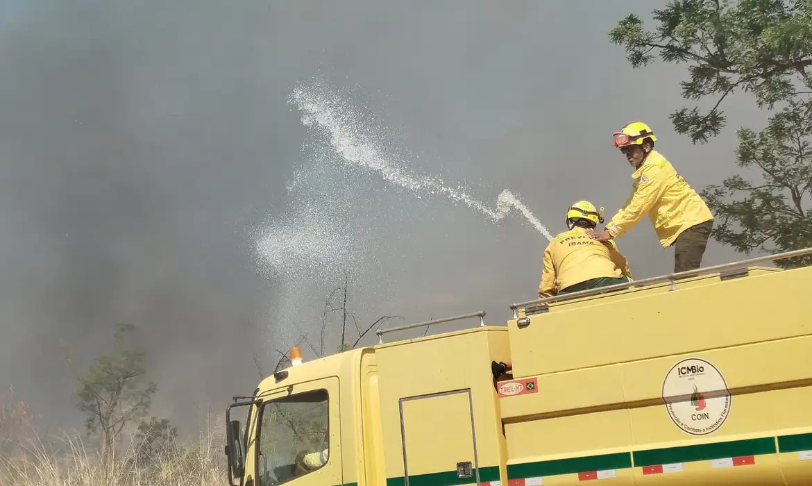 Dezenas de bombeiros atuaram na operação de combate ao incêndio que durou mais de duas horas/LUIZ CLÁUDIO FERREIRA/AGÊNCIA BRASIL