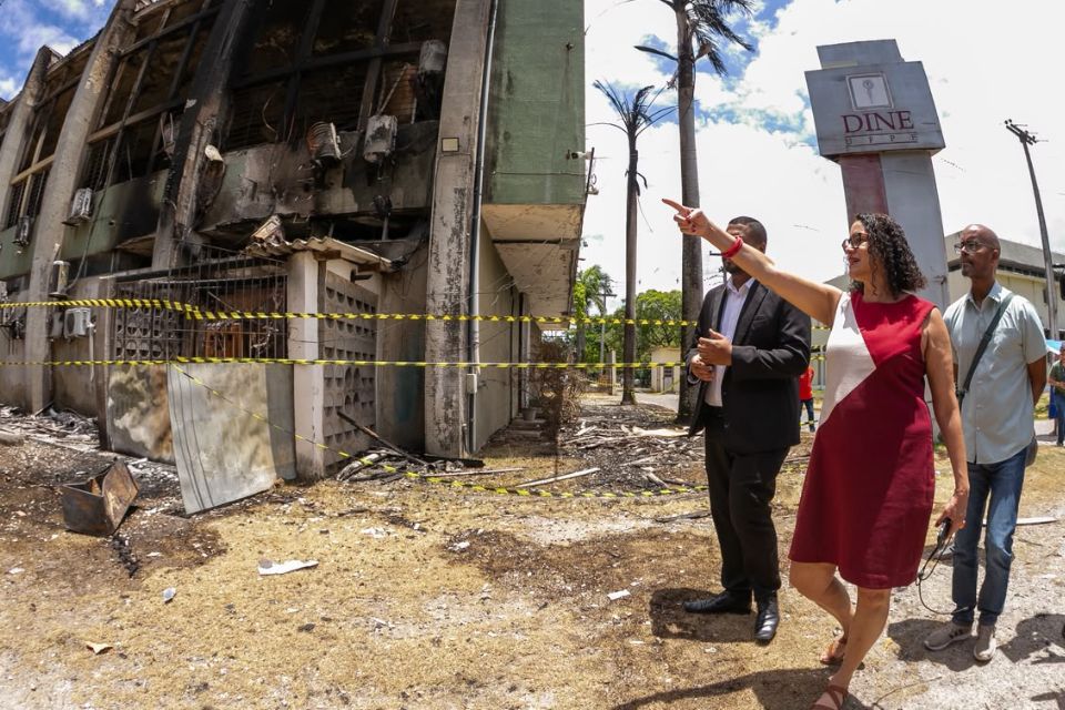 Ministra, Luciana Santos, visitou o antigo prédio da Diretoria de Inovação e Empreendedorismo, da UFPE, atingido pelo incêndio/Foto: Rafael Vieira /DP Foto