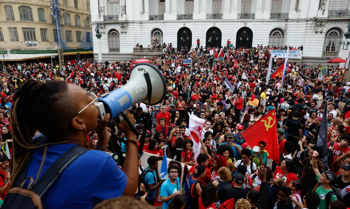 Milhares de estudantes e trabalhadores se reuniram na Candelária, região central do Rio de Janeiro, na quarta-feira (7)/FERNANDO FRAZÃO/AGÊNCIA BRASIL