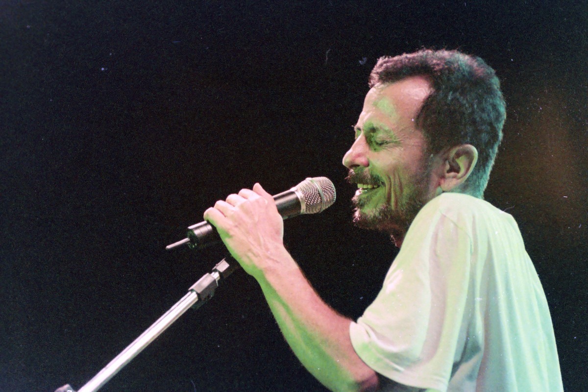 Tom Zé em seu histórico show no Abril Pro Rock de 1999/Foto: Gil Vicente/Acervo DP