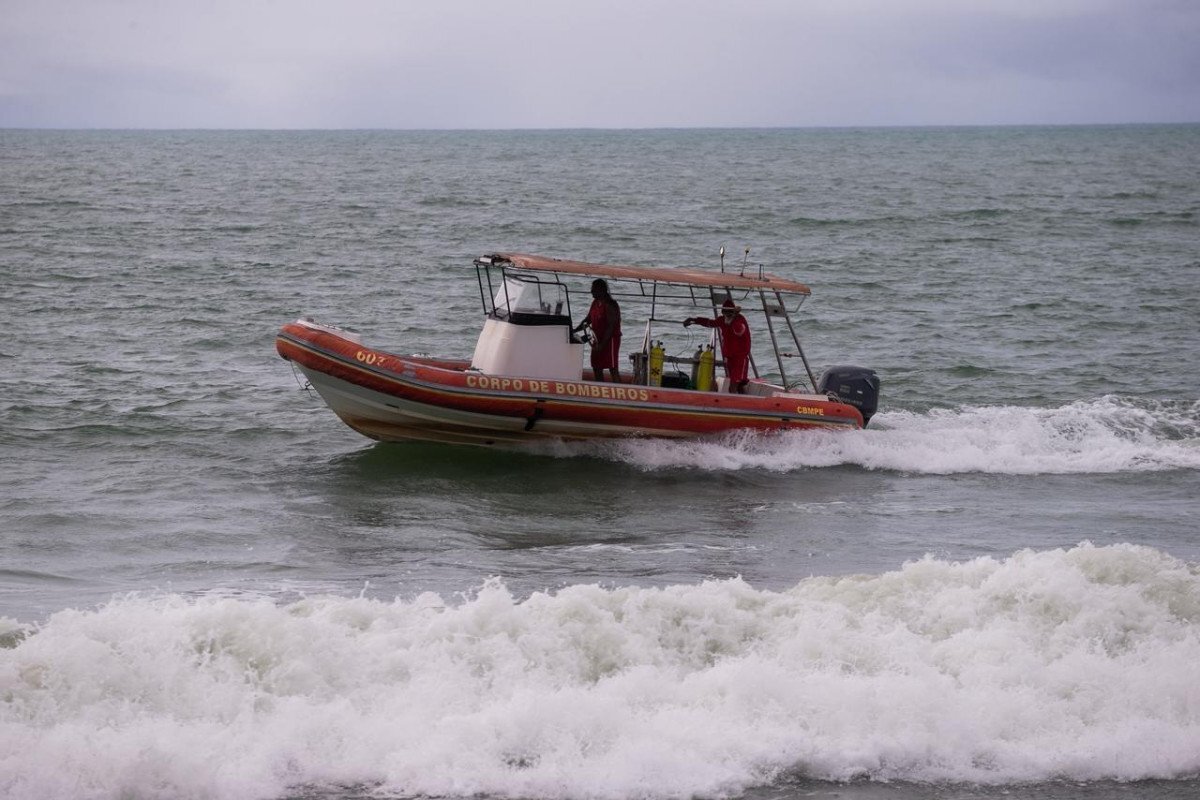 Cerca de 60 bombeiros reforçam segurança nas praias de Pernambuco no feriado
 (Rafael Vieira DP FOTOS)