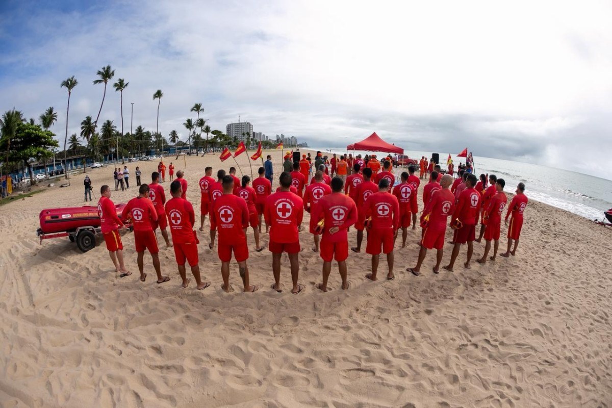 Cerca de 60 bombeiros reforçam segurança nas praias de Pernambuco no feriado
 (Rafael Vieira DP FOTOS)