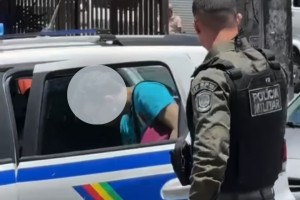 Estudantes participavam de panfletagem favor&aacute;vel ao presidente Lula no Mercado de Casa Amarela, no Recife, quando foram detidos por policiais militares.
