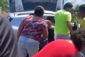VLT atinge carro que atravessava linha f&eacute;rrea em Jaboat&atilde;o; motorista fica ferido