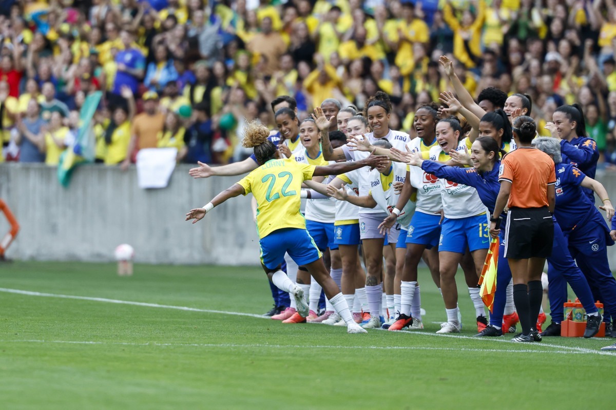 Jogadoras do Brasil comemoram gol /Luciana Vermell / CBF