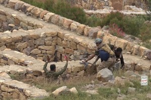 Captura de tela de imagens de v&iacute;deo divulgadas pelo Centro de M&iacute;dia Ansarullah em 10 de outubro de 2026 mostra o que eles afirmam ser combatentes do governo iemenita &mdash; apoiados pela Ar&aacute;bia Saudita &mdash; rendendo-se aos Houthis na prov&iacute;ncia de Taiz, no sudoeste do I&ecirc;men