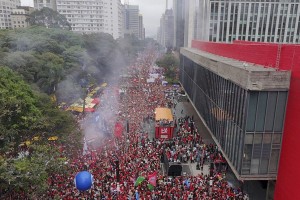 Lula faz aceno a jovens e promete revolu&ccedil;&atilde;o tecnol&oacute;gica em ato na Paulista, em S&atilde;o Paulo