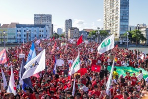 Milhares de pernambucanos saem pelas ruas do Recife em apoio &agrave; reelei&ccedil;&atilde;o de Lula; Veja imagens