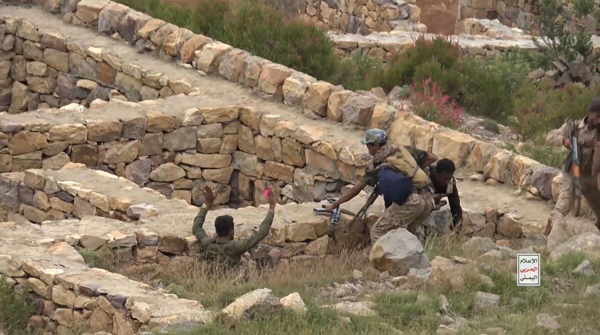 Captura de tela de imagens de vídeo divulgadas pelo Centro de Mídia Ansarullah em 10 de outubro de 2026 mostra o que eles afirmam ser combatentes do governo iemenita — apoiados pela Arábia Saudita — rendendo-se aos Houthis na província de Taiz, no sudoeste do Iêmen/ANSARULLAH MEDIA CENTRE/AFP