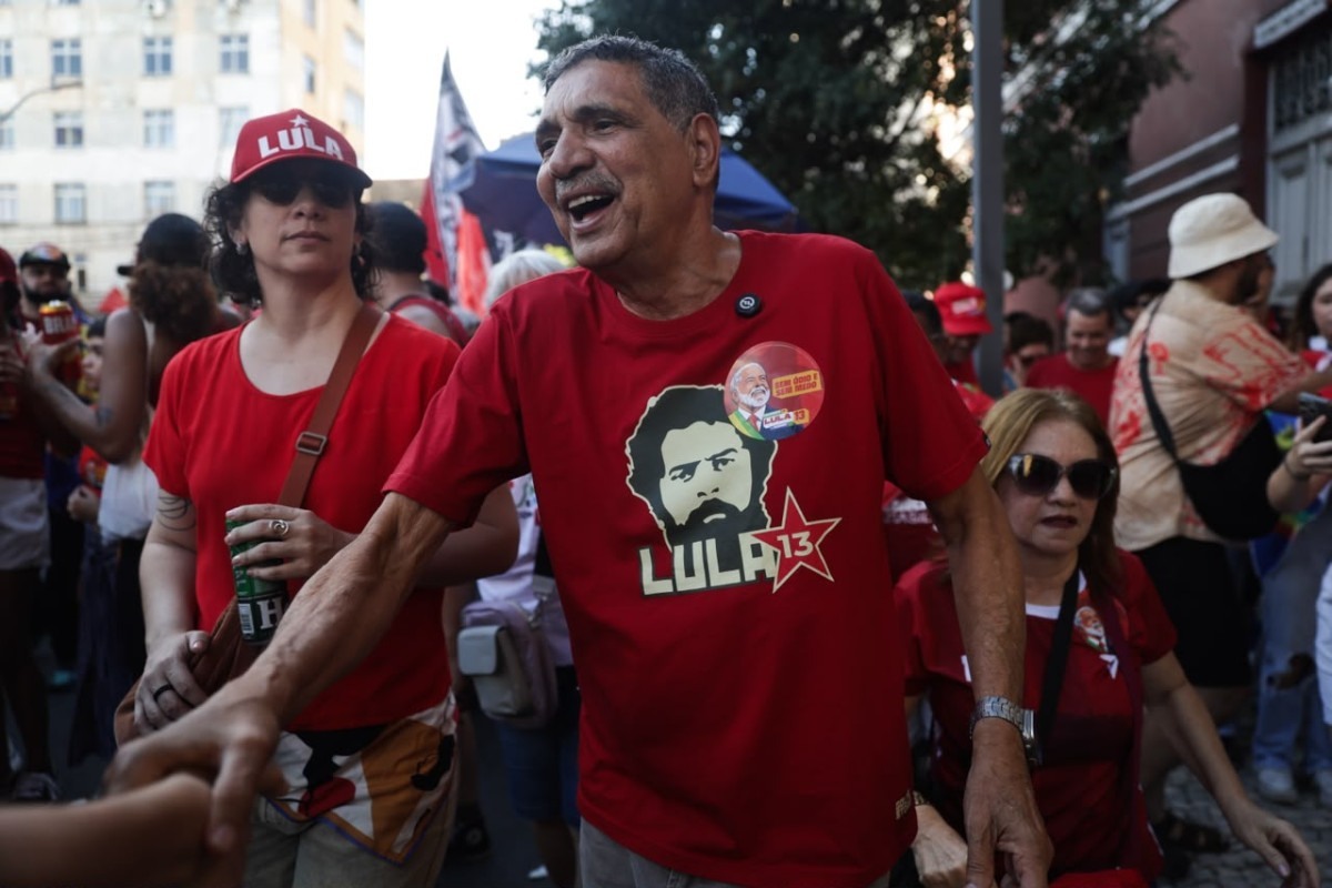 O deputado João Paulo (PT) se juntou aos demais apoiadores do presidente Lula neste domingo (11) (Sandy James/DP Foto)