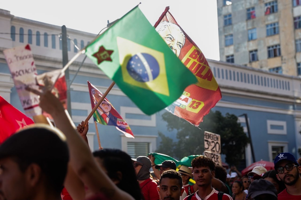 Pernambucanos movimentam o Centro do Recife em ato em apoio a reeleição do presidente Lula (Sandy James/DP Fogo)