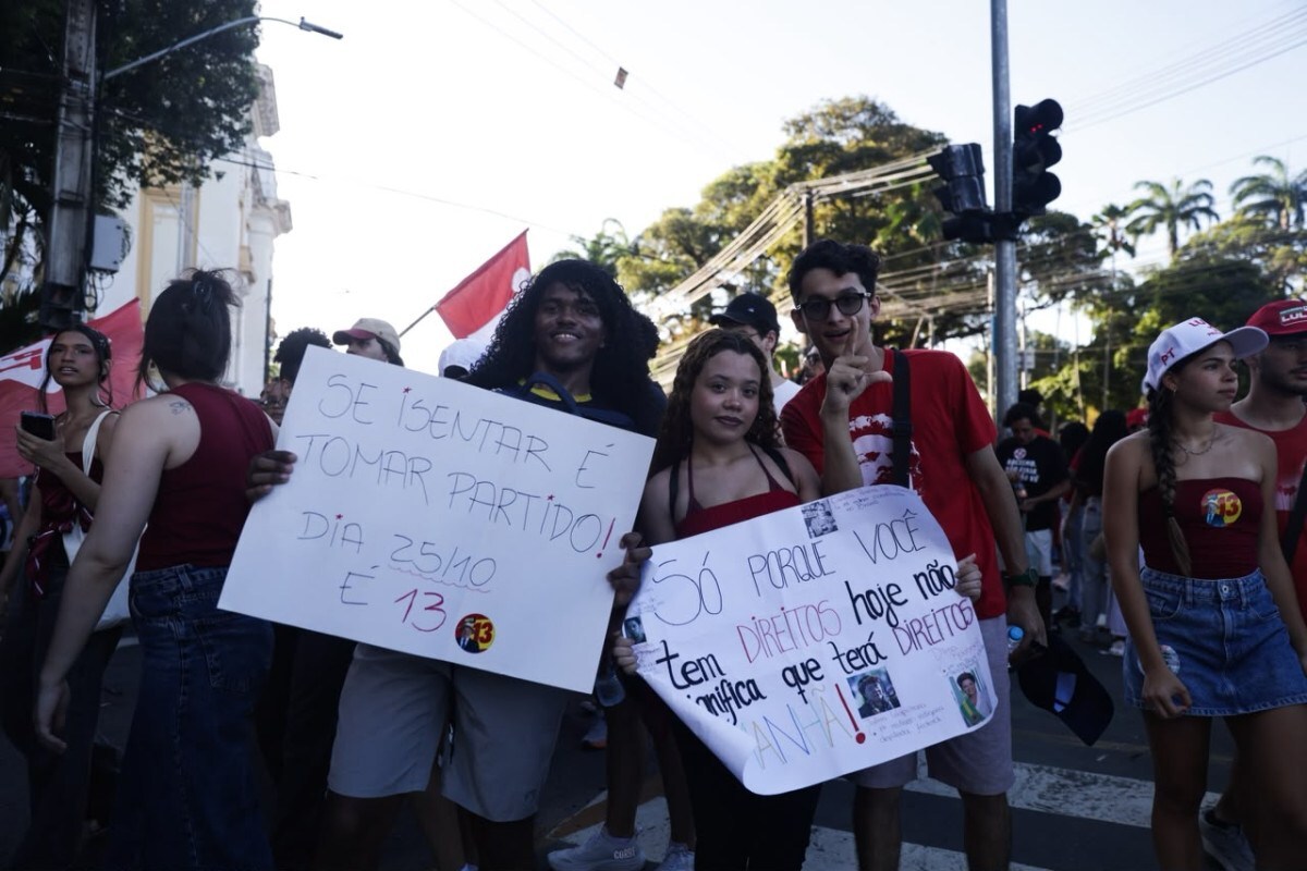 Pernambucanos movimentam o Centro do Recife em ato em apoio a reeleição do presidente Lula (Sandy James/DP Foto)
