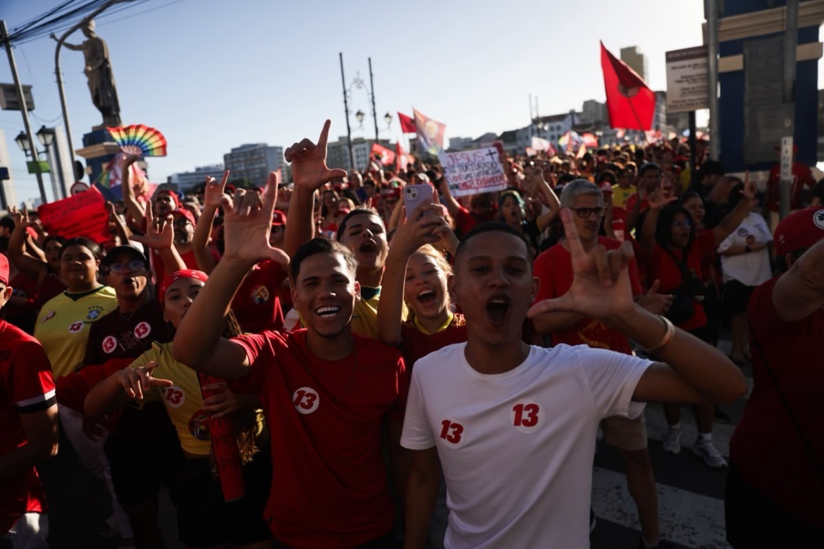 Pernambucanos movimentam o Centro do Recife em ato em apoio a reeleição do presidente Lula (Sandy James/DP Foto)