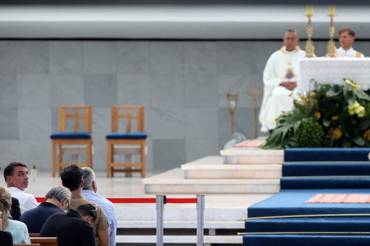 Flávio Bolsonaro participa de missa na Catedral de Brasília no Dia de Nossa Senhora Aparecida/Sergio LIMA/AFP