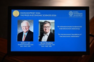 Retratos dos laureados, os economistas norte-americanos Robert E. Hall e Michael Woodford, aparecem em uma tela ap&oacute;s o an&uacute;ncio dos vencedores do Pr&ecirc;mio Nobel de Economia