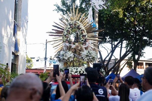 Imagem de Nossa Senhora Aparecida sai pelas ruas do bairro do Ipsep, no Recife