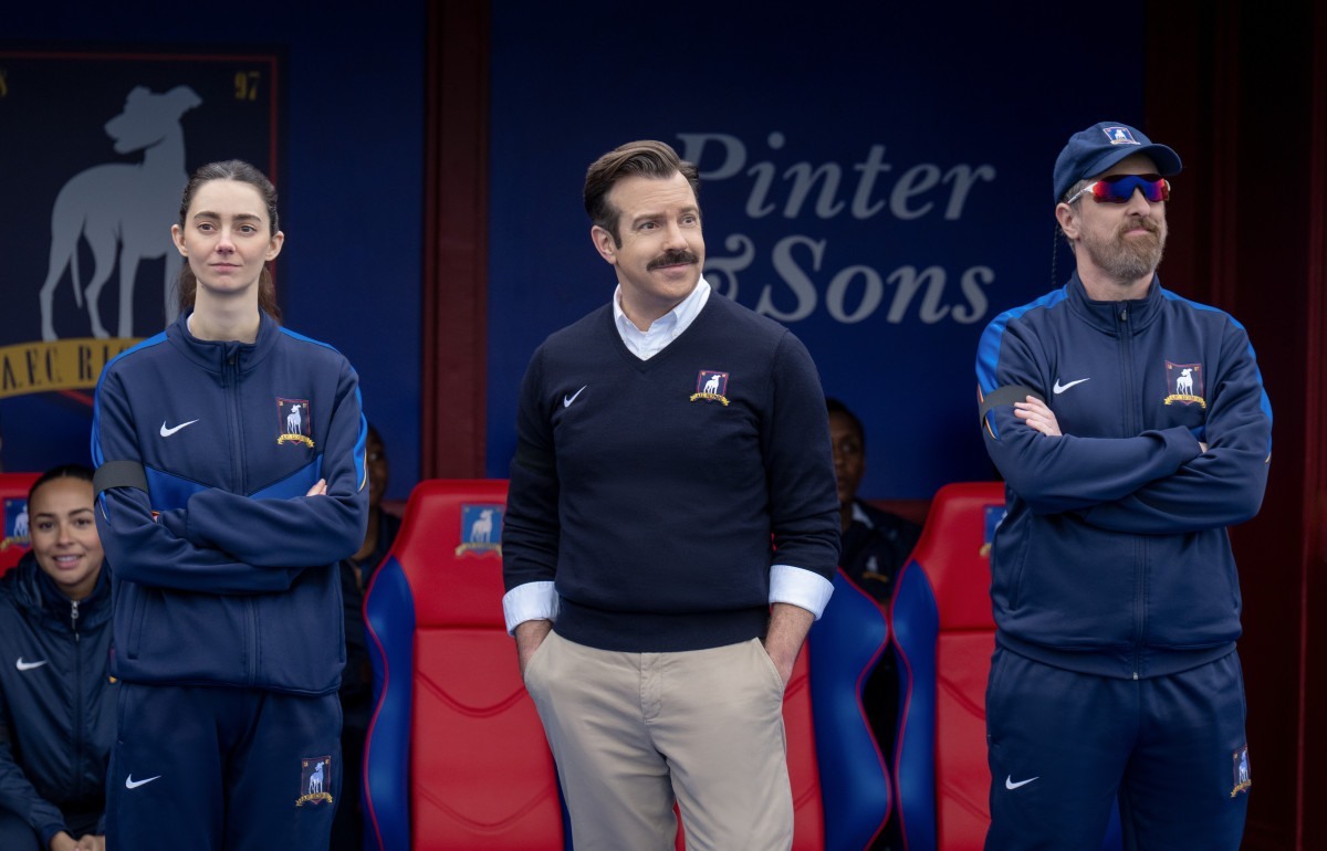 Parceria entre Ted Lasso, Alice Chilton e Coach Beard dita o ritmo da quarta temporada/Foto: Apple TV/Divulgação