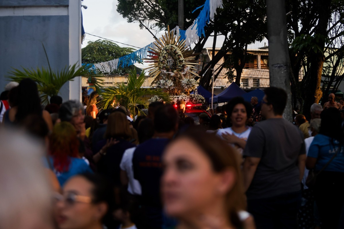Imagem de Nossa Senhora Aparecida sai pelas ruas do bairro do Ipsep, no Recife (Sandy James/DP Foto)