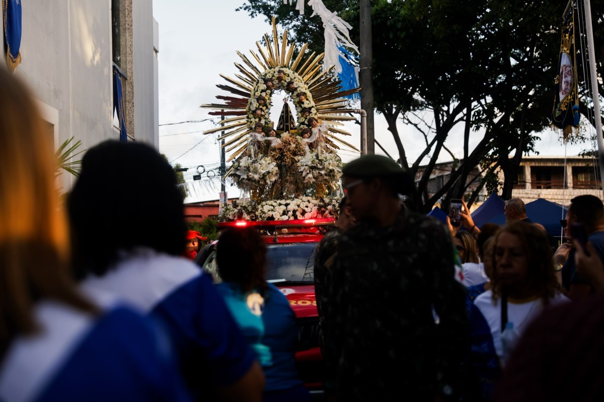 Imagem de Nossa Senhora Aparecida sai pelas ruas do bairro do Ipsep, no Recife, em procissão organizada pela Paróquia de Nossa Senhora da Conceição Aparecida (Sandy James/DP Foto)