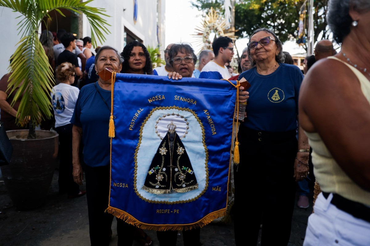 Imagem de Nossa Senhora Aparecida sai pelas ruas do bairro do Ipsep, no Recife, em procissão organizada pela Paróquia de Nossa Senhora da Conceição Aparecida (Sandy James/DP Foto)