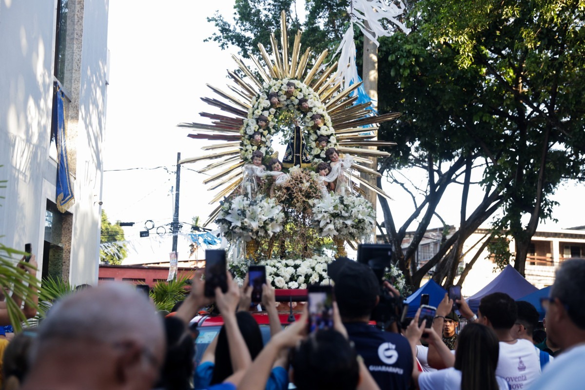 Fi&eacute;is saem pelas ruas do Ipsep, na Zona Sul do Recife, em prociss&atilde;o de Nossa Senhora Aparecida - Sandy James/DP Foto