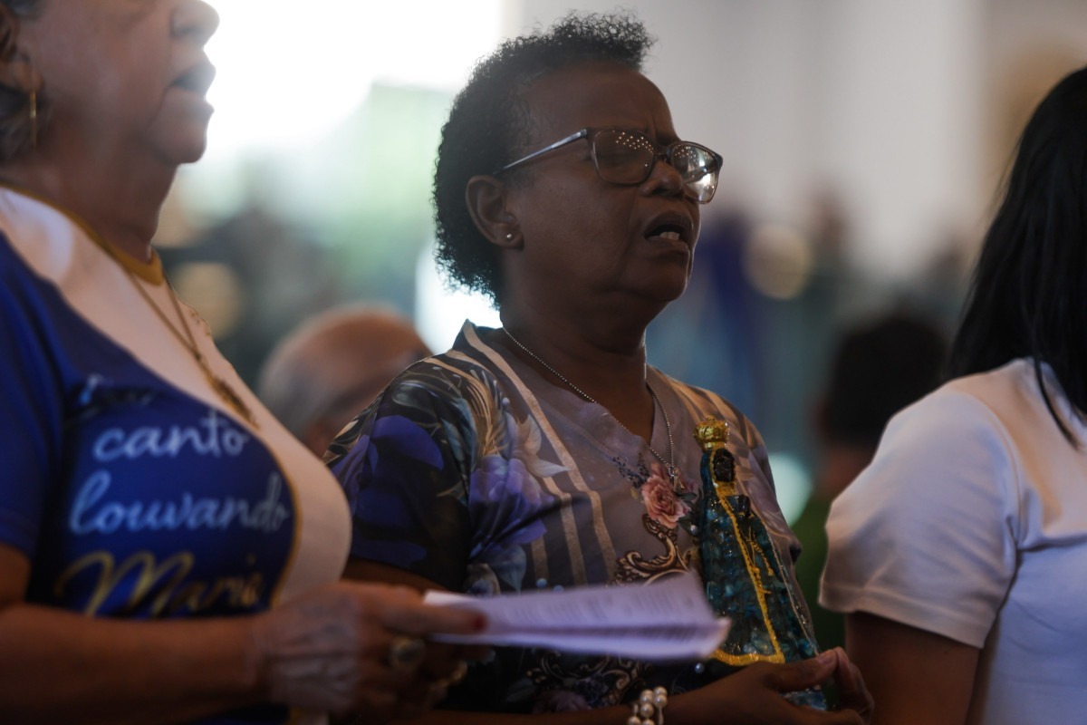 Imagem de Nossa Senhora Aparecida sai pelas ruas do bairro do Ipsep, no Recife, em procissão organizada pela Paróquia de Nossa Senhora da Conceição Aparecida (Sandy James/DP Foto)