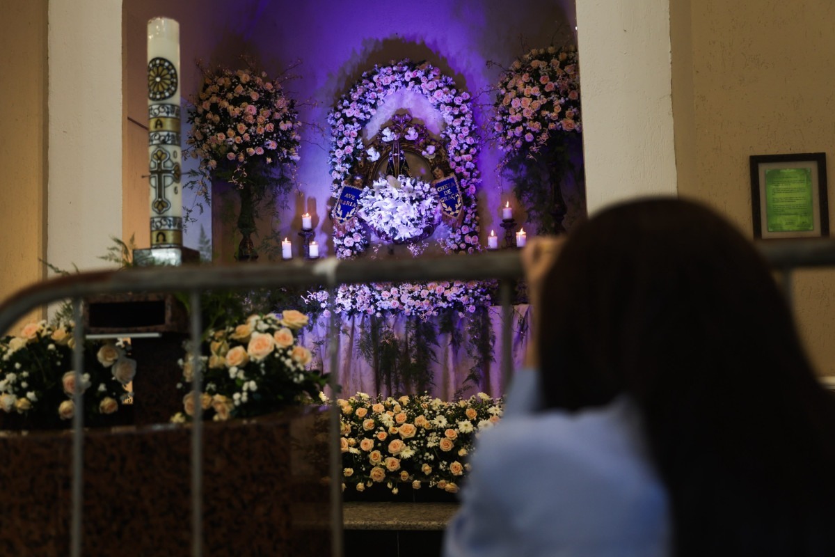 Imagem de Nossa Senhora Aparecida sai pelas ruas do bairro do Ipsep, no Recife, em procissão organizada pela Paróquia de Nossa Senhora da Conceição Aparecida (Sandy James/DP Foto)
