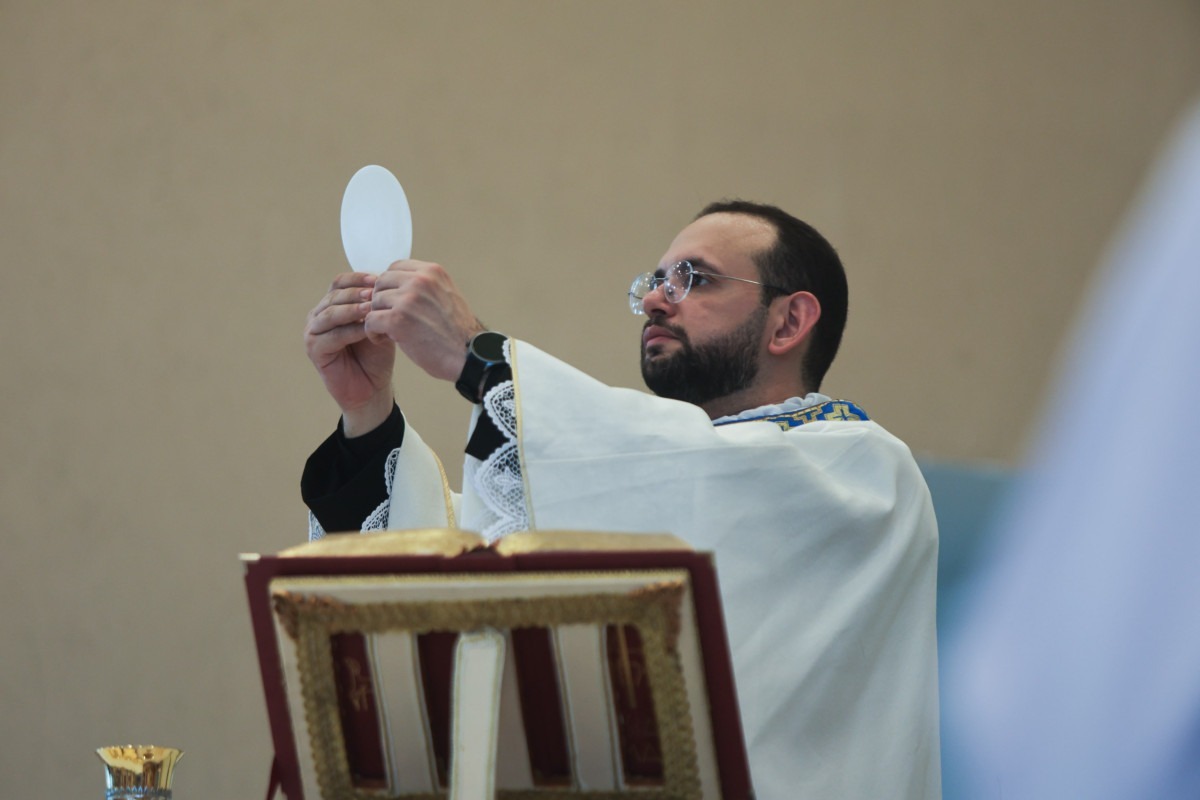 Imagem de Nossa Senhora Aparecida sai pelas ruas do bairro do Ipsep, no Recife, em procissão organizada pela Paróquia de Nossa Senhora da Conceição Aparecida (Sandy James/DP Foto)