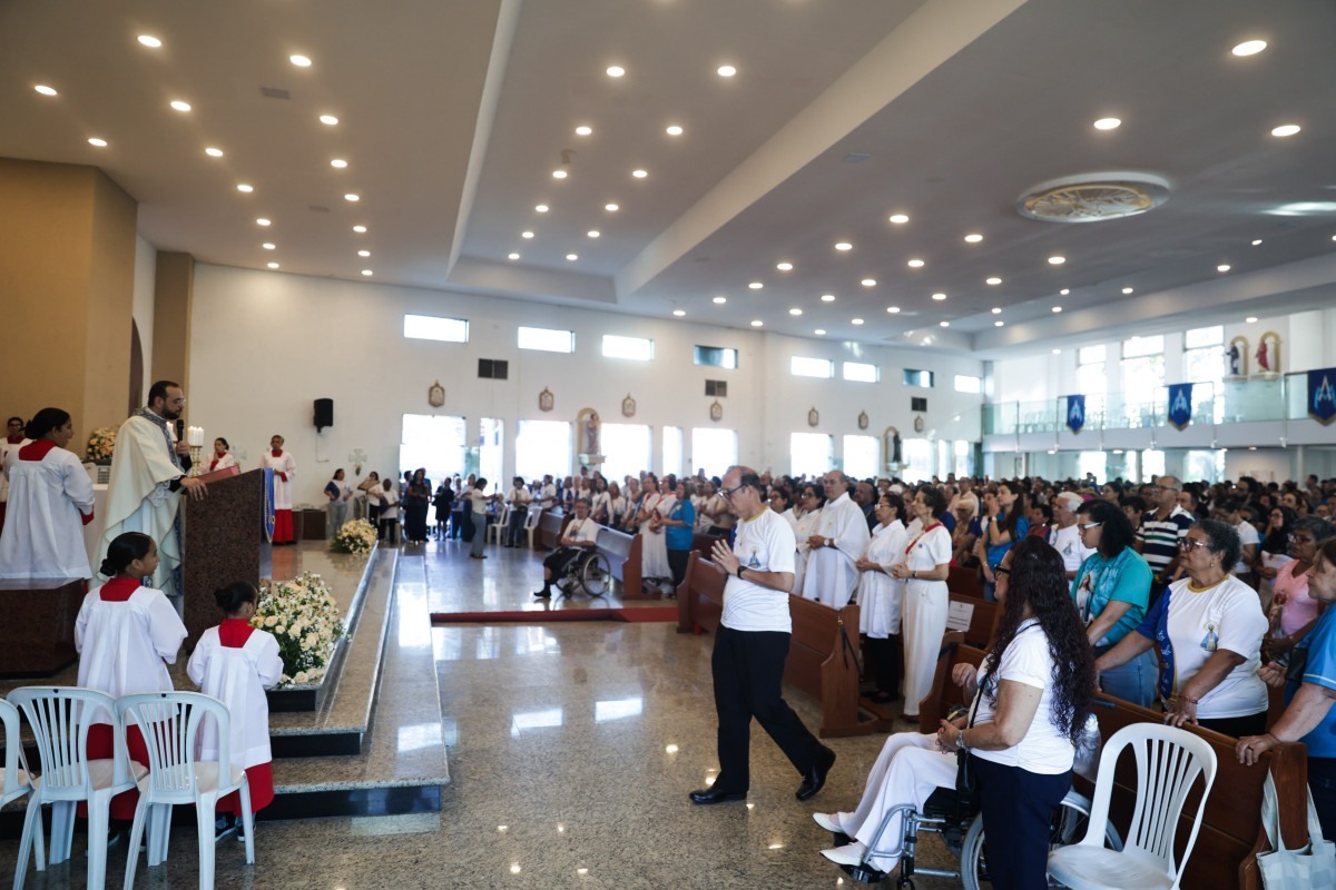 Imagem de Nossa Senhora Aparecida sai pelas ruas do bairro do Ipsep, no Recife, em procissão organizada pela Paróquia de Nossa Senhora da Conceição Aparecida (Sandy James/DP Foto)