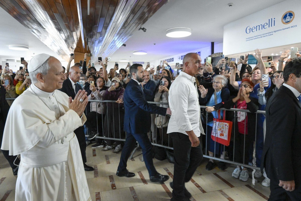 Revelou a descoberta do pequeno nódulo localizado durante a oração do meio-dia de domingo e anunciou que passaria pela cirurgia de remoção/AFP PHOTO / VATICAN MEDIA