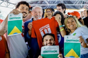 Lula ao lado de universit&aacute;rios em ato na Avenida Paulista, em S&atilde;o Paulo