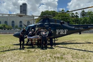 Beb&ecirc; v&iacute;tima de afogamento em Barreiros &eacute; transportado de helic&oacute;ptero para Recife