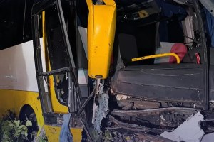 Parte frontal do &ocirc;nibus ficou destru&iacute;da com colis&atilde;o