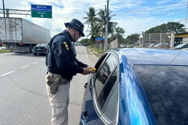  Foram realizados 1.894 testes de bafômetro, 25 autuações e três prisões de motoristas sob efeito de álcool