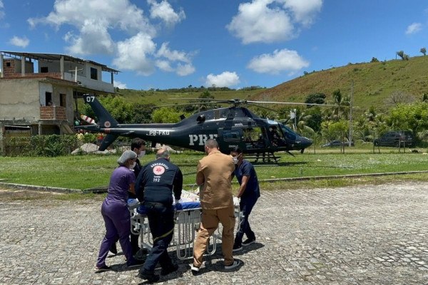 Bebê vítima de afogamento em Barreiros é transportado de helicóptero para Recife (Foto: Divulgação/PRF)