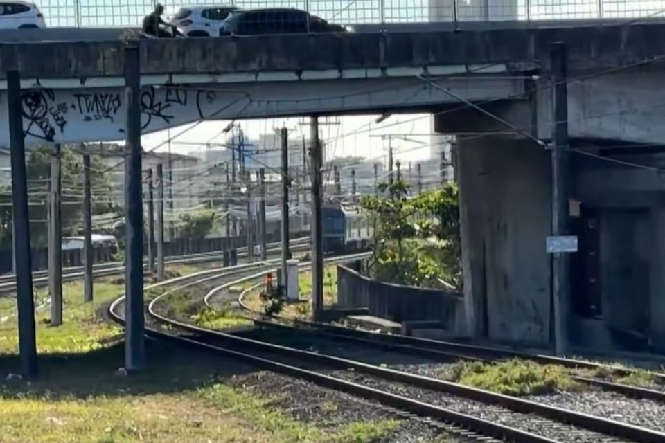 Um problema mecânico no Metrô do Recife complica a mobilidade dos passageiros na manhã desta terça-feira (13)./TV Globo