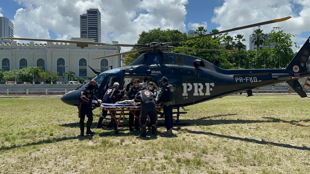 Bebê vítima de afogamento em Barreiros é transportado de helicóptero para Recife/Foto: Divulgação/PRF